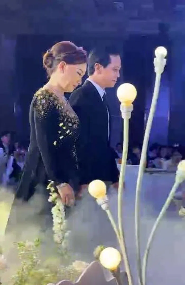 Mẹ vợ xuýt xoa khen con rể Mạc Văn Khoa ngay trong tiệc cưới - Hình 6