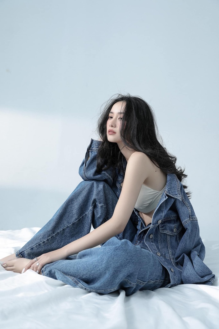 Mừng tuổi mới, Jun Vũ xả bộ ảnh khoe eo thon ngực đầy gợi cảm hết nấc - Hình 3