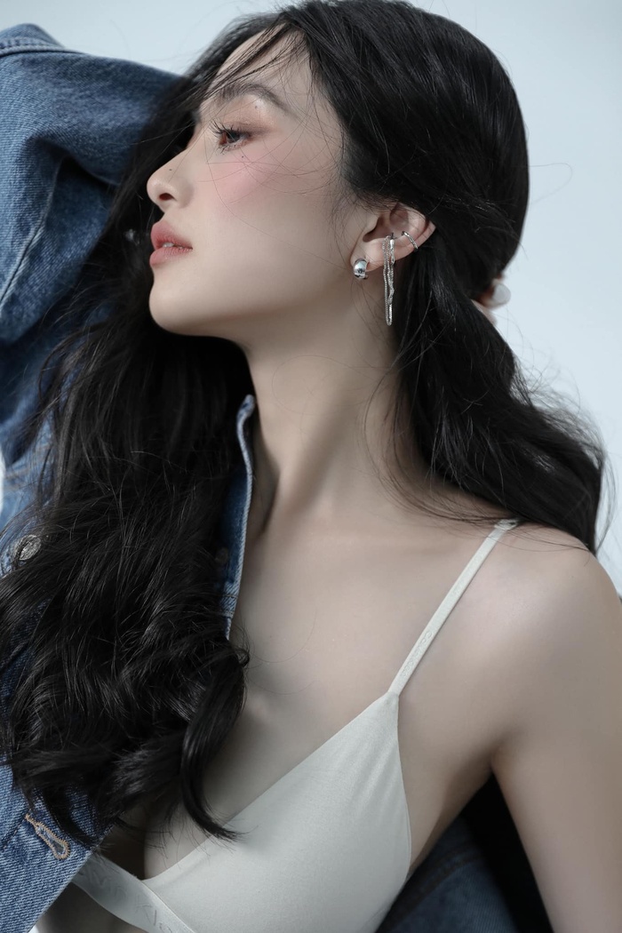 Mừng tuổi mới, Jun Vũ xả bộ ảnh khoe eo thon ngực đầy gợi cảm hết nấc - Hình 4