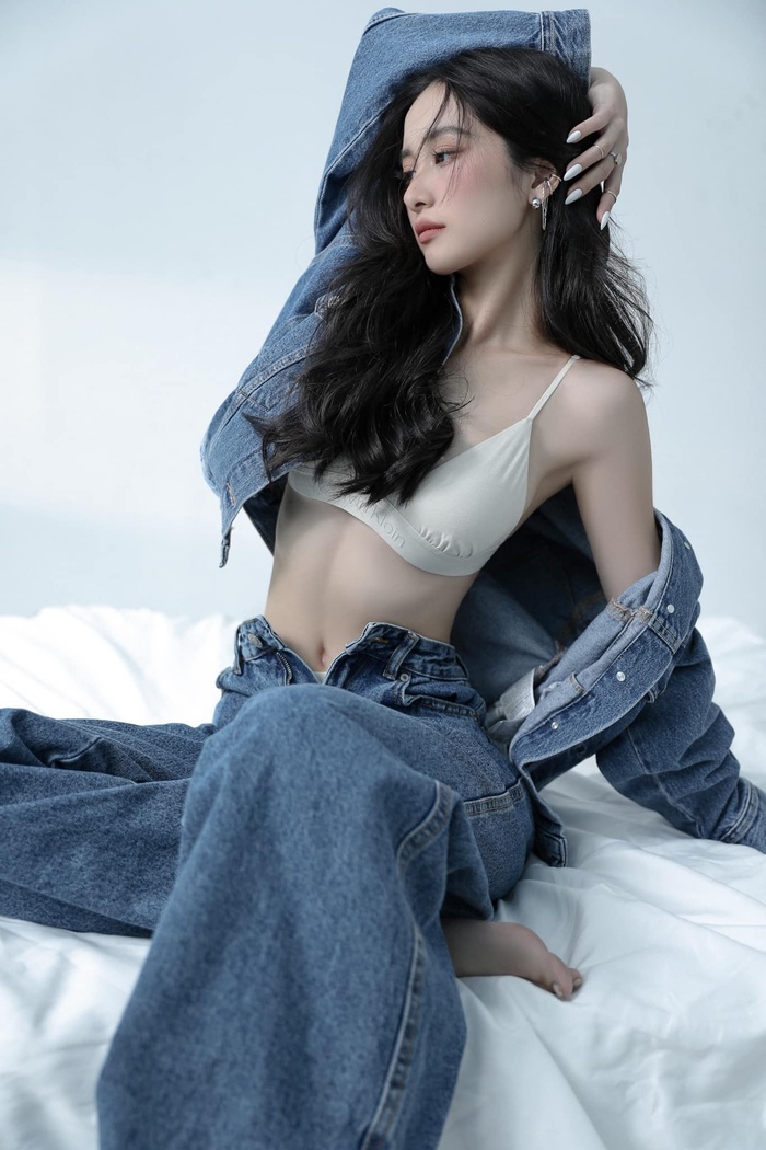 Mừng tuổi mới, Jun Vũ xả bộ ảnh khoe eo thon ngực đầy gợi cảm hết nấc - Hình 8