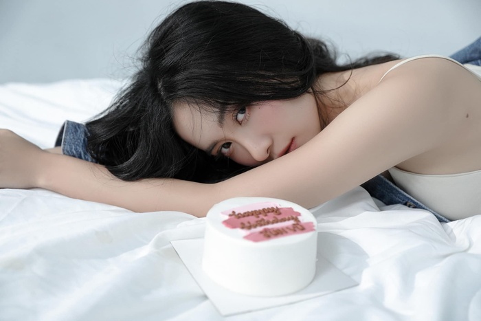 Mừng tuổi mới, Jun Vũ xả bộ ảnh khoe eo thon ngực đầy gợi cảm hết nấc - Hình 2