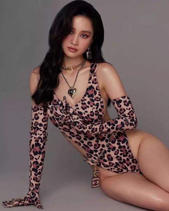 Mừng tuổi mới, Jun Vũ xả bộ ảnh khoe eo thon ngực đầy gợi cảm hết nấc - Hình 25
