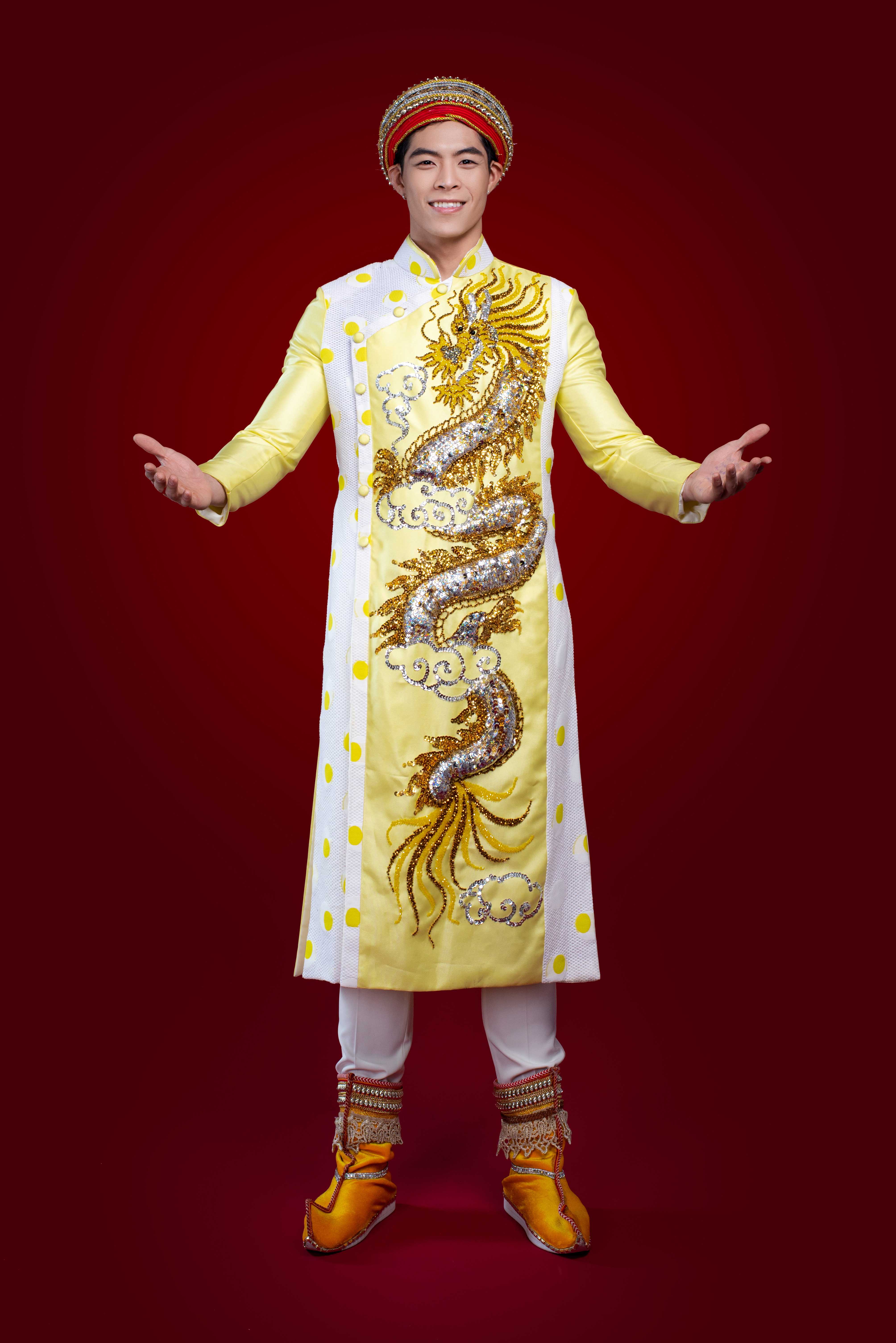 Ngô Hoàng Phi Việt mặc áo dài Vương Triều đến Mister National Universe 2022 - Hình 7