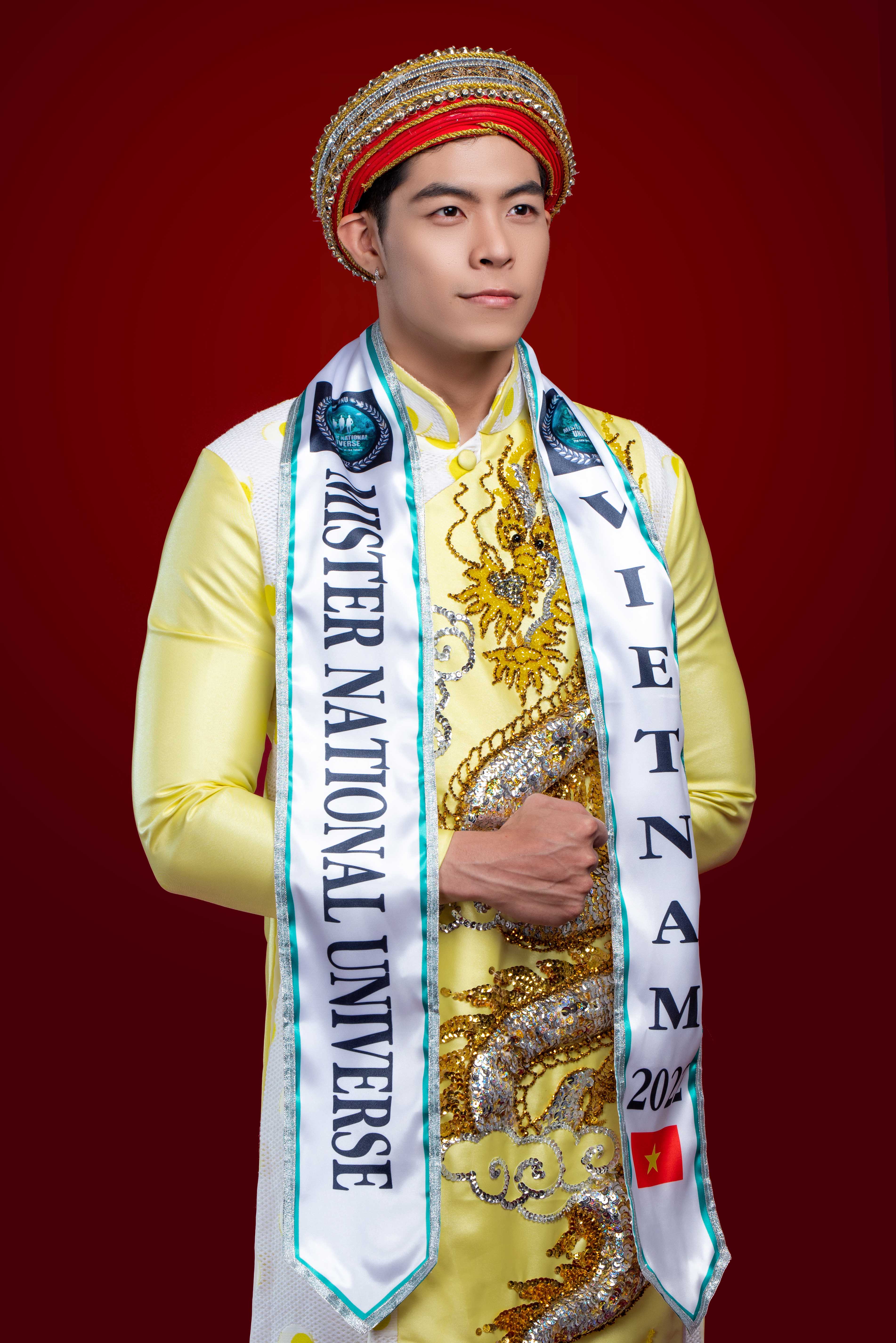 Ngô Hoàng Phi Việt mặc áo dài Vương Triều đến Mister National Universe 2022 - Hình 8