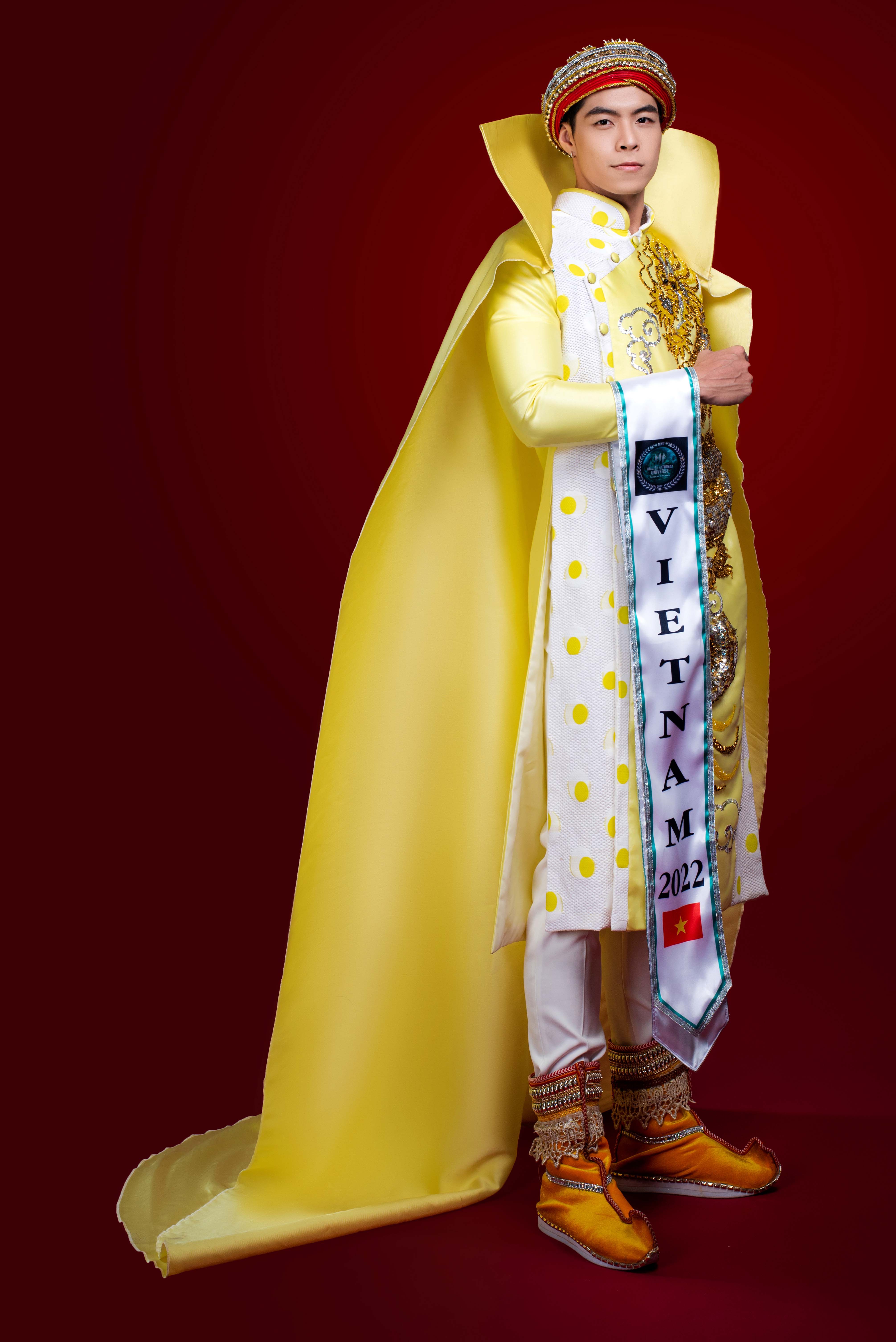 Ngô Hoàng Phi Việt mặc áo dài Vương Triều đến Mister National Universe 2022 - Hình 4