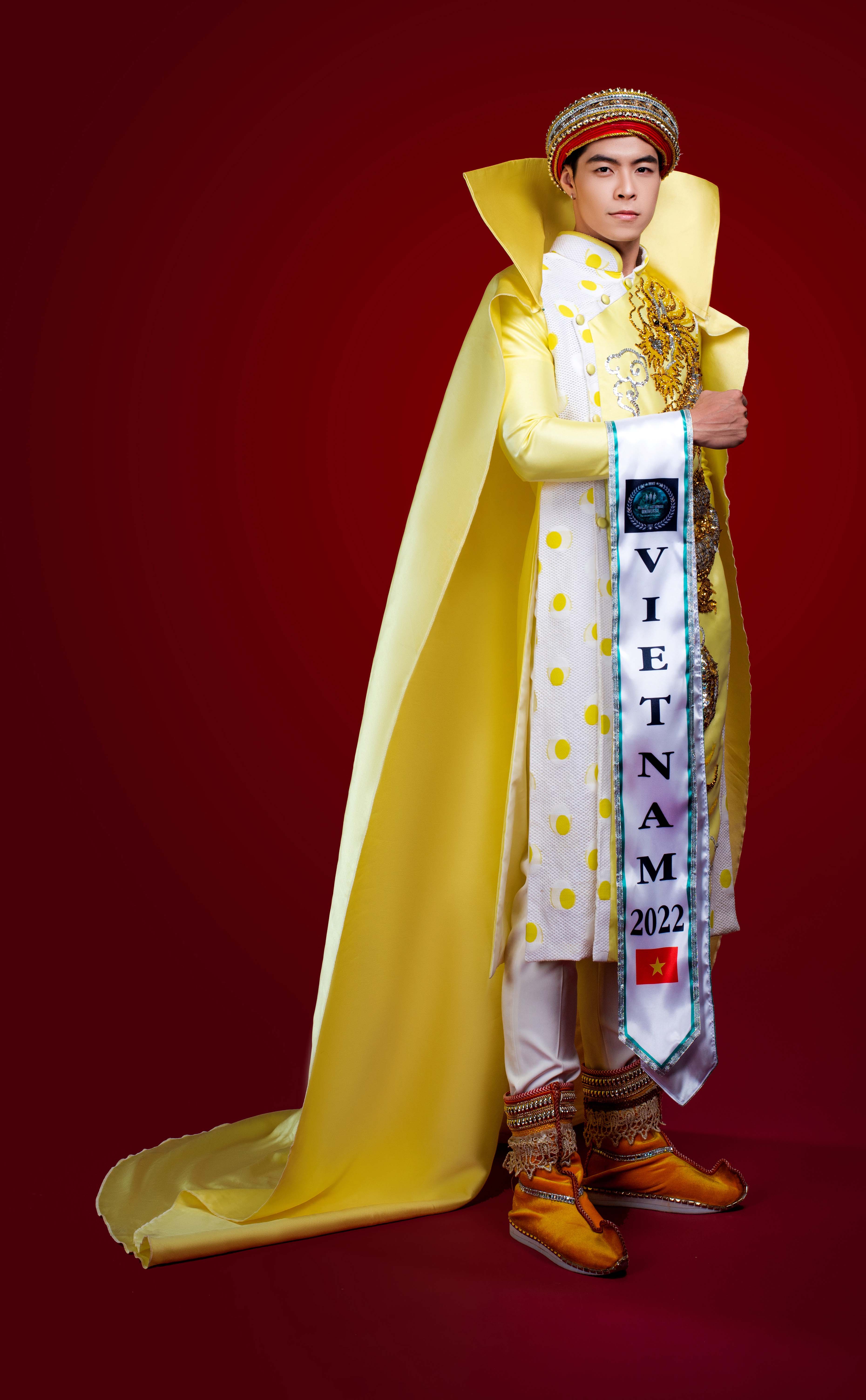 Ngô Hoàng Phi Việt mặc áo dài Vương Triều đến Mister National Universe 2022 - Hình 3