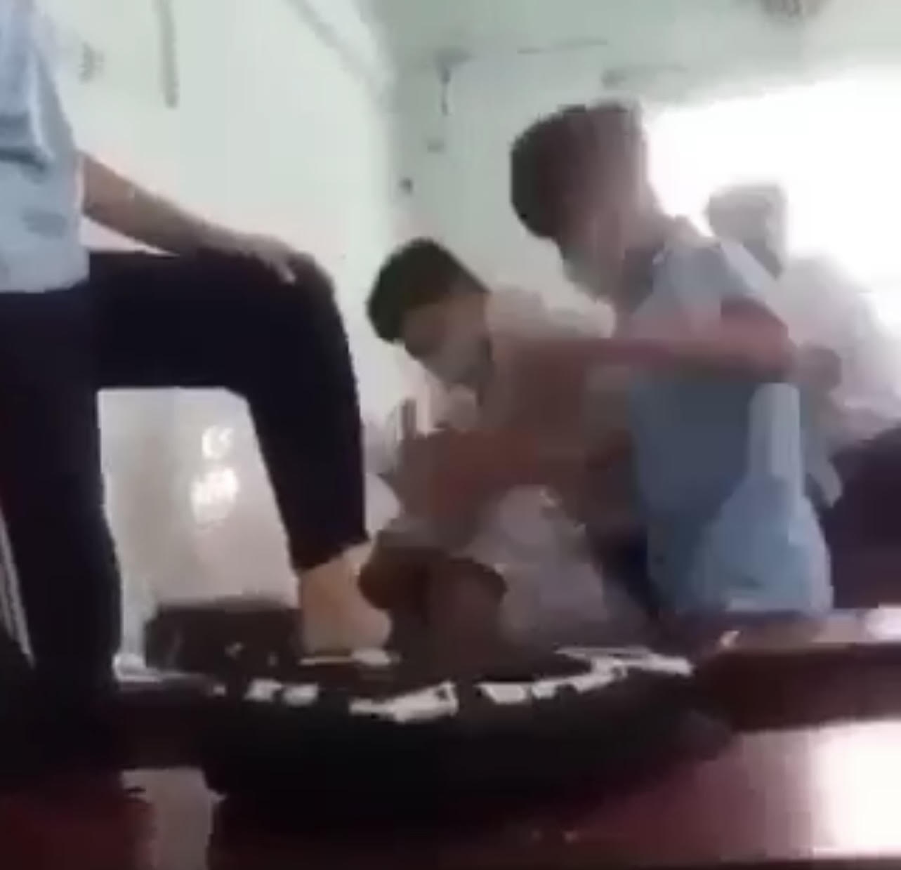 Nhóm học sinh đánh bạn dã man trong phòng học và quay clip - Hình 1
