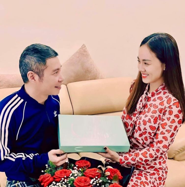 NSND Công Lý hiếm hoi xuất hiện cùng đoàn phim, bà xã kém tuổi chia sẻ điều xúc động - Hình 8