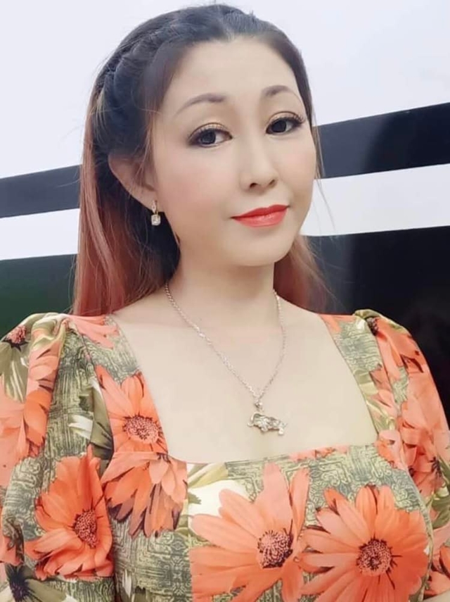 Nữ ca sĩ bị đồn ngoại tình với Hoài Linh lộ diện sau thời gian dài, nhan sắc tuổi U50 gây sốt - Hình 7