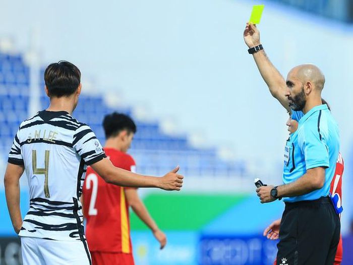 U23 Việt Nam suýt mất lợi thế vì trọng tài rút nhầm thẻ phạt cho cầu thủ U23 Hàn Quốc - Hình 2