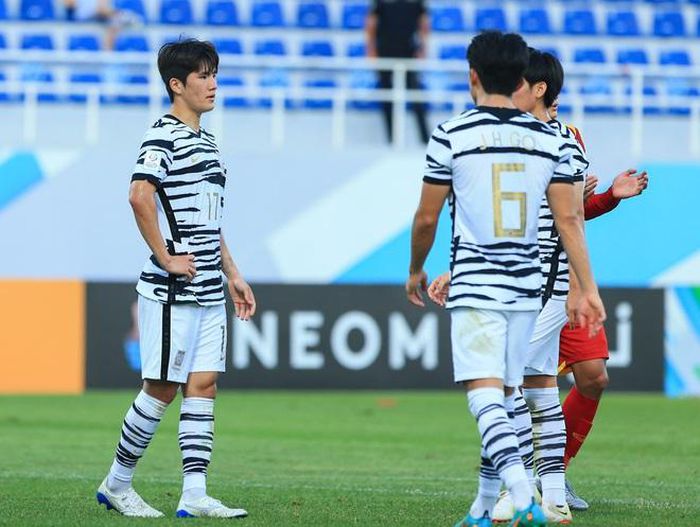 U23 Việt Nam suýt mất lợi thế vì trọng tài rút nhầm thẻ phạt cho cầu thủ U23 Hàn Quốc - Hình 8