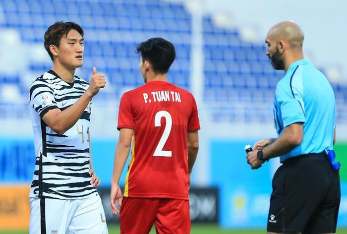 U23 Việt Nam suýt mất lợi thế vì trọng tài rút nhầm thẻ phạt cho cầu thủ U23 Hàn Quốc - Hình 3