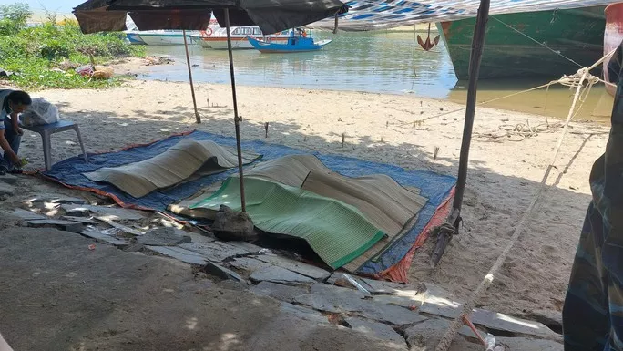 Vụ tàu cá bị đâm chìm: Thuyền trưởng níu 2 thi thể suốt 2 giờ trên biển - Hình 2