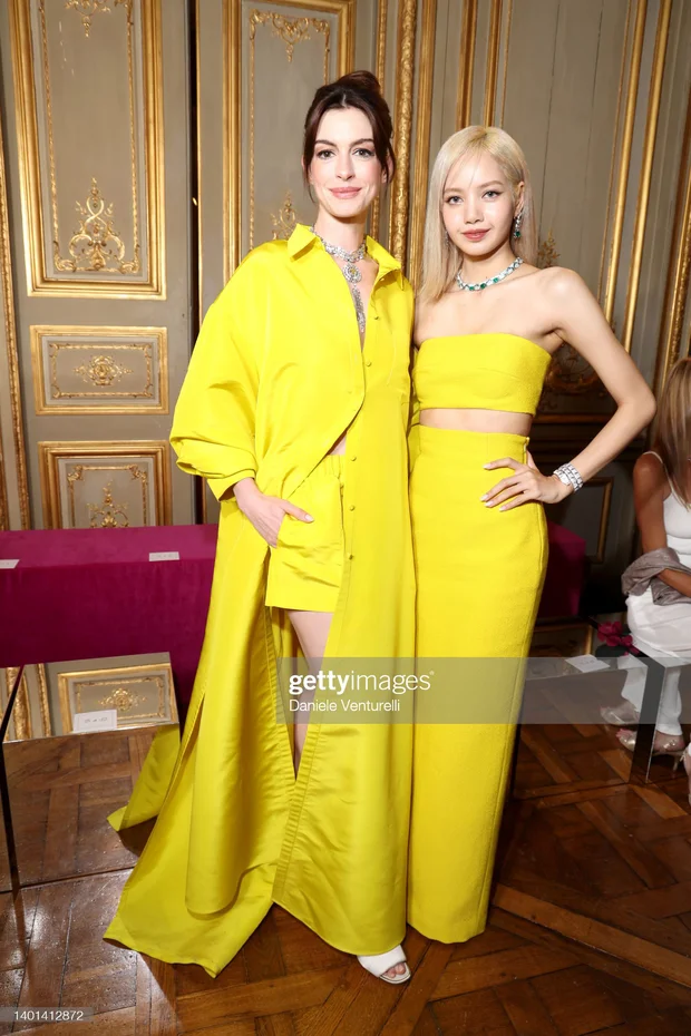Lisa vén mái 10 tỷ đọ sắc Anne Hathaway, bị bóc nhan sắc thật qua ống kính Getty Images - Hình 4
