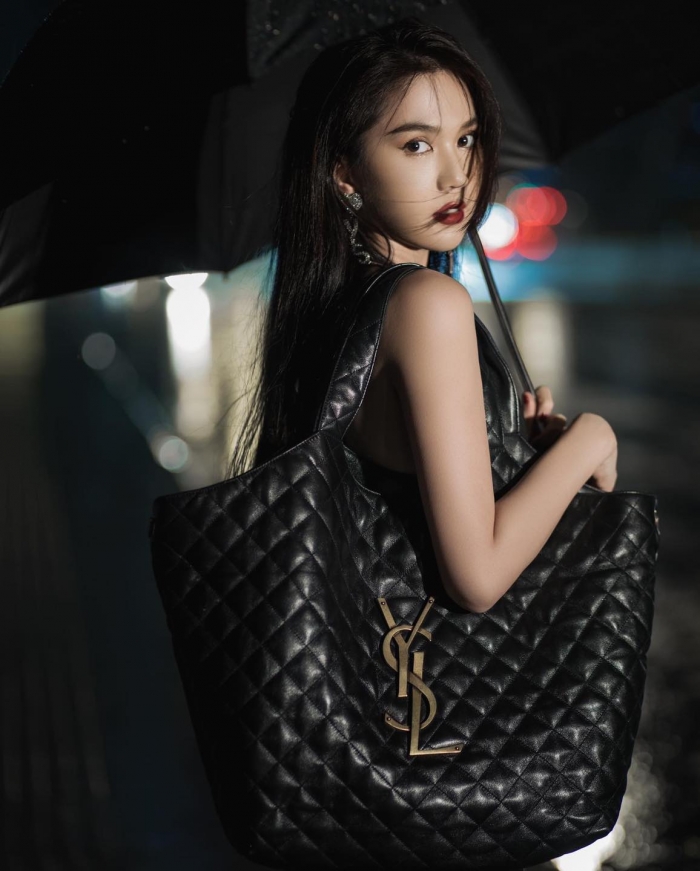 Ngọc Trinh để lộ lưng trần đen sạm chưa từng thấy gây ngỡ ngàng - Hình 2
