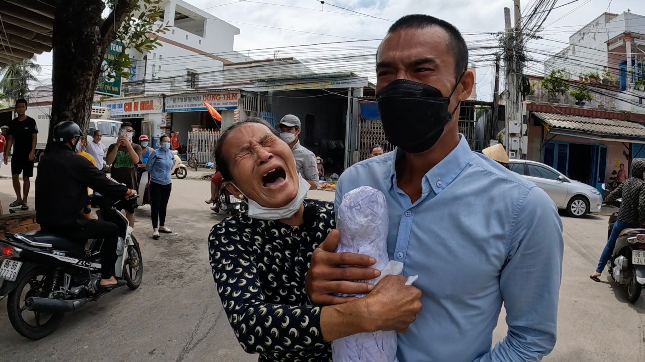 Người mẹ khóc nghẹn đón tro cốt con trai từ Campuchia trở về: Con đã về thật rồi - Hình 1