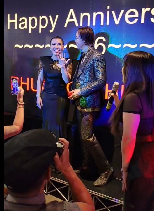 Hoài Phương quỳ gối cầu hôn Việt Hương bằng nhẫn kim cương kỷ niệm 16 năm ngày cưới - Hình 8