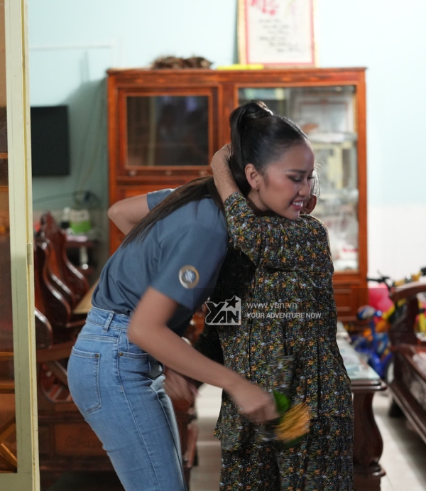 Hoa hậu Ngọc Châu về quê sau khi đăng quang, mẹ ruột nấu nhiều món ngon chiêu đãi con gái - Hình 12