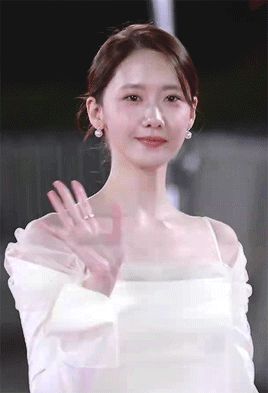 Yoona 3 lần gây sốt tại Oscar Hàn Quốc nhờ sắc vóc tựa tiên nữ giáng trần, riêng 1 năm phá cách thì lại gặp sự cố - Hình 24