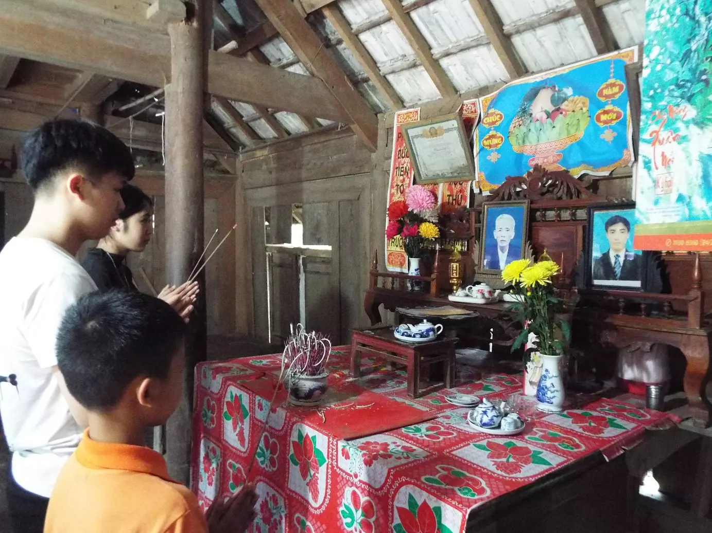Chồng mất, mẹ ruột bỏ 3 con đi lấy chồng gây phẫn nộ - con gái lên tiếng nói rõ sự thật - Hình 3