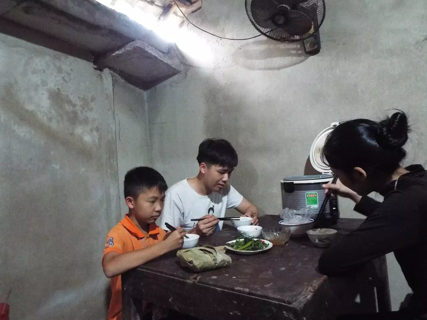 Chồng mất, mẹ ruột bỏ 3 con đi lấy chồng gây phẫn nộ - con gái lên tiếng nói rõ sự thật - Hình 2