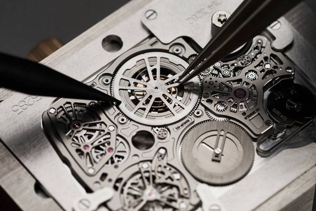 Chiếc đồng hồ đeo tay máy cơ siêu mỏng có giá 43 tỷ đồng Chiec-dong-ho-deo-tay-may-co-sieu-mong-co-gia-43-ty-dong-11f-6542104