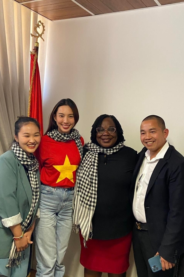 Thuy Tien went to Angola because of Quang Linh Vlog, talking about a 17-year-old kiss, wanting her other half to call her &quot;brother - baby&quot; - Photo 3
