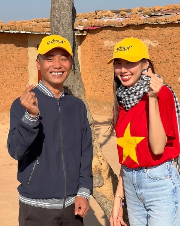 Thuy Tien went to Angola because of Quang Linh Vlog, talking about a 17-year-old kiss, wanting her other half to call her &quot;brother - baby&quot; - Photo 2