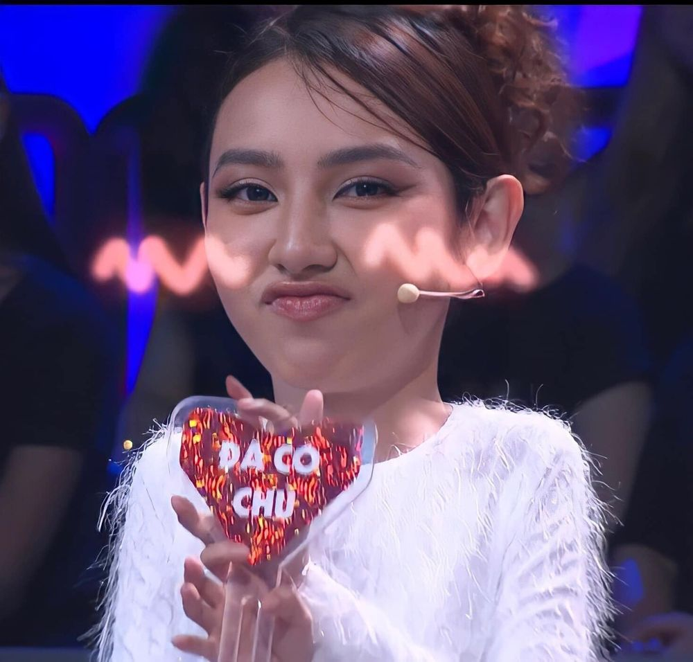 Thuy Tien went to Angola because of Quang Linh Vlog, talking about a 17-year-old kiss, wanting her other half to call her &quot;brother - baby&quot; - Photo 6