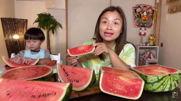 Bà Nhân Vlog gây sốc vì chi 3 triệu chỉ để mua 1 quả dưa hấu về review - Hình 5