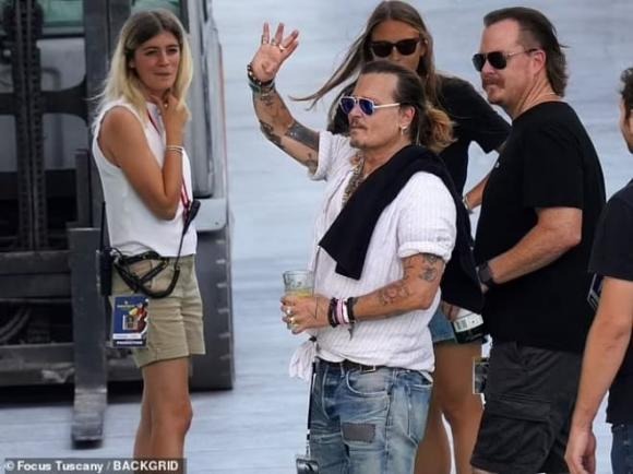 Johnny Depp vẫn chưa thể quên Amber Heard, hẹn hò với gái trẻ xinh đẹp tóc đỏ y hệt? - Hình 4