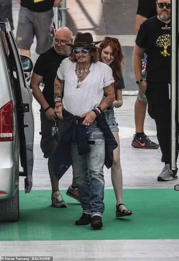 Johnny Depp vẫn chưa thể quên Amber Heard, hẹn hò với gái trẻ xinh đẹp tóc đỏ y hệt? - Hình 6