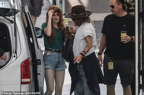 Johnny Depp vẫn chưa thể quên Amber Heard, hẹn hò với gái trẻ xinh đẹp tóc đỏ y hệt? - Hình 2