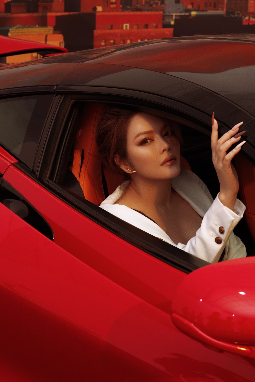 Lý Nhã Kỳ nổi loạn, đốt mắt với bộ ảnh sexy trên siêu xe mừng tuổi mới - Hình 2