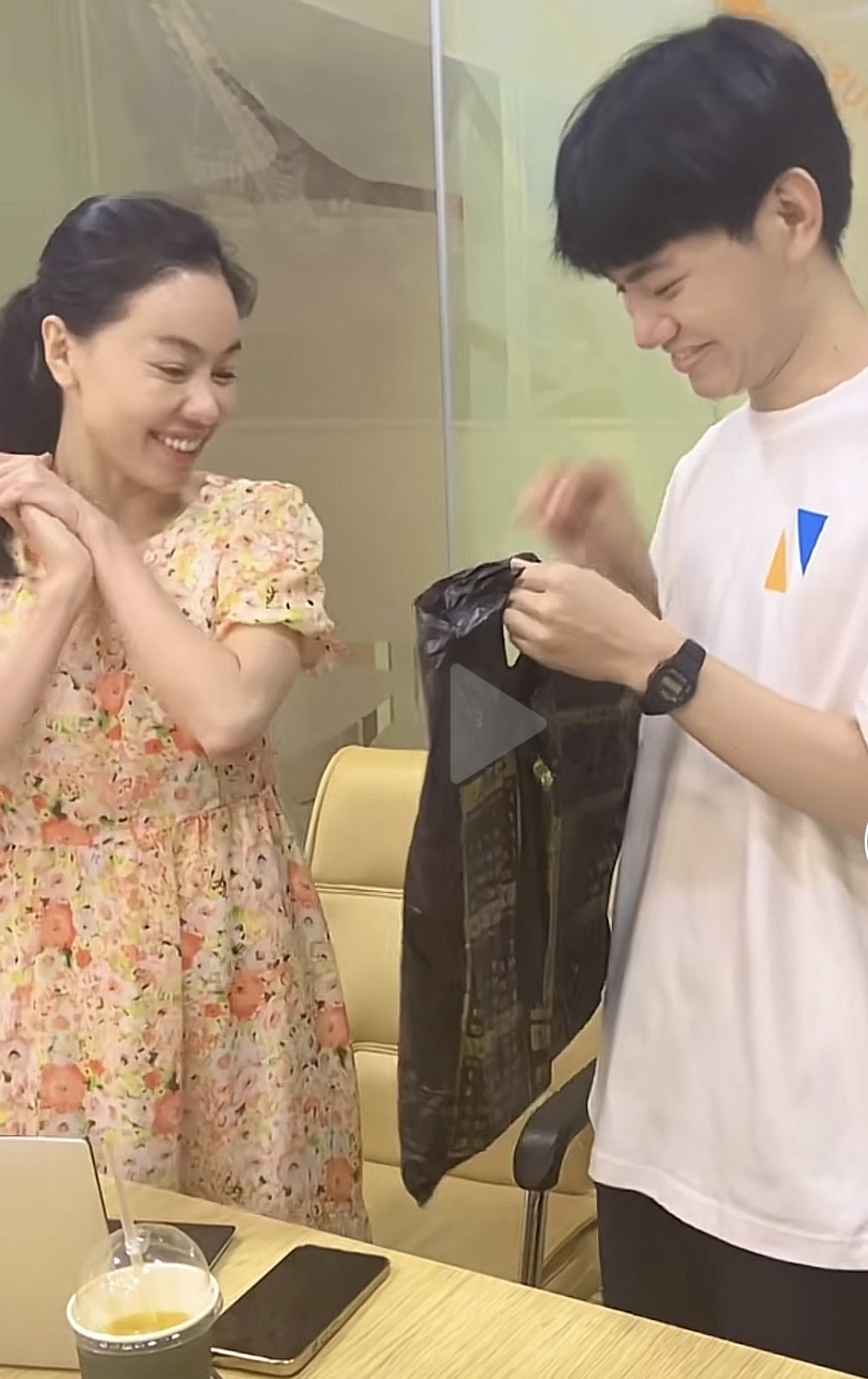 Quang Linh Vlog chu đáo dẫn Thuỳ Tiên đi mua quà cho người thân, thái độ của người nhận mới gây sốc - Hình 2