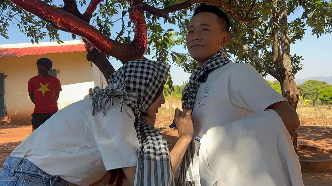 Hoa hậu Thùy Tiên 'bóc' Quang Linh Vlog là người có 2 nhân cách: Tiết lộ chuyện ít ai biết ở Angola - Hình 11