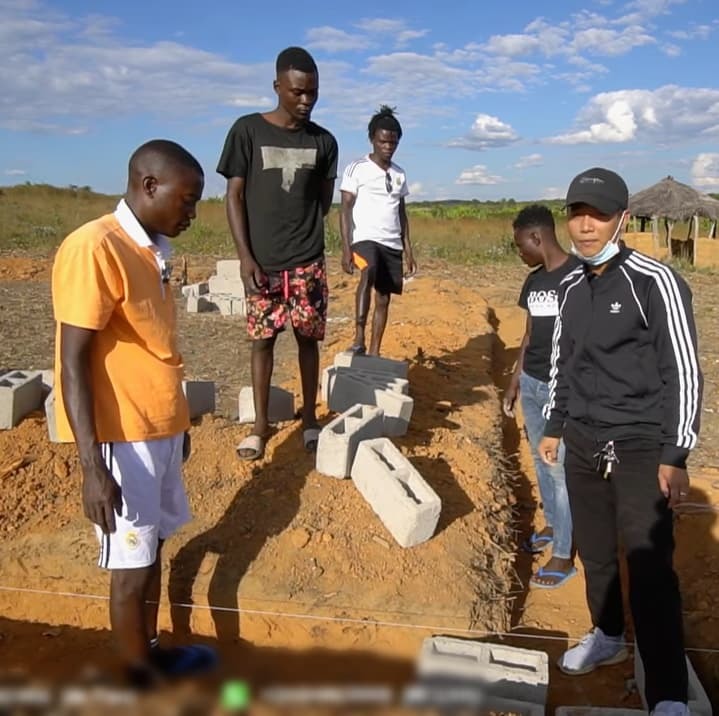 Hoa hậu Thùy Tiên 'bóc' Quang Linh Vlog là người có 2 nhân cách: Tiết lộ chuyện ít ai biết ở Angola - Hình 12