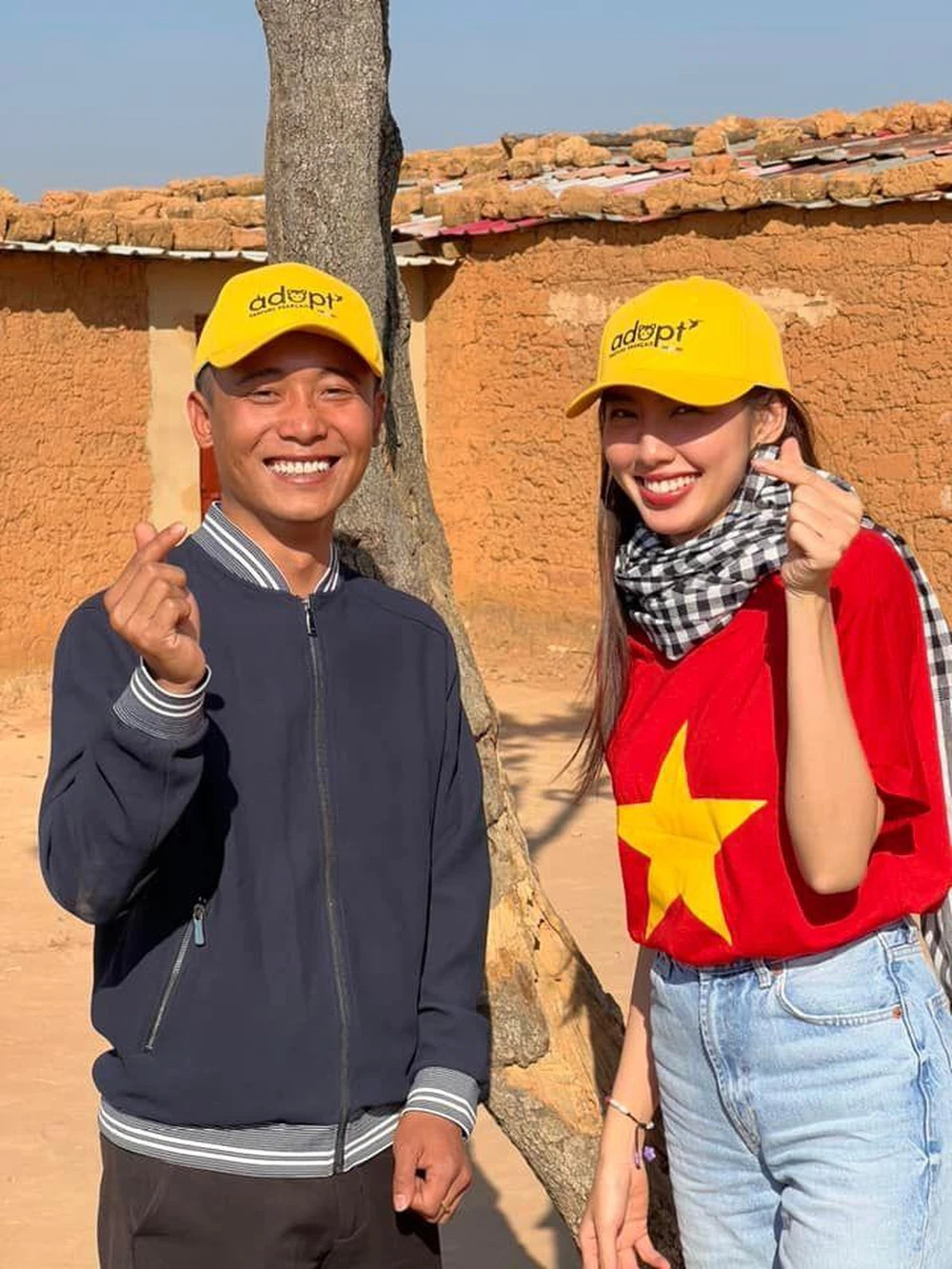 Hoa hậu Thùy Tiên 'bóc' Quang Linh Vlog là người có 2 nhân cách: Tiết lộ chuyện ít ai biết ở Angola - Hình 1