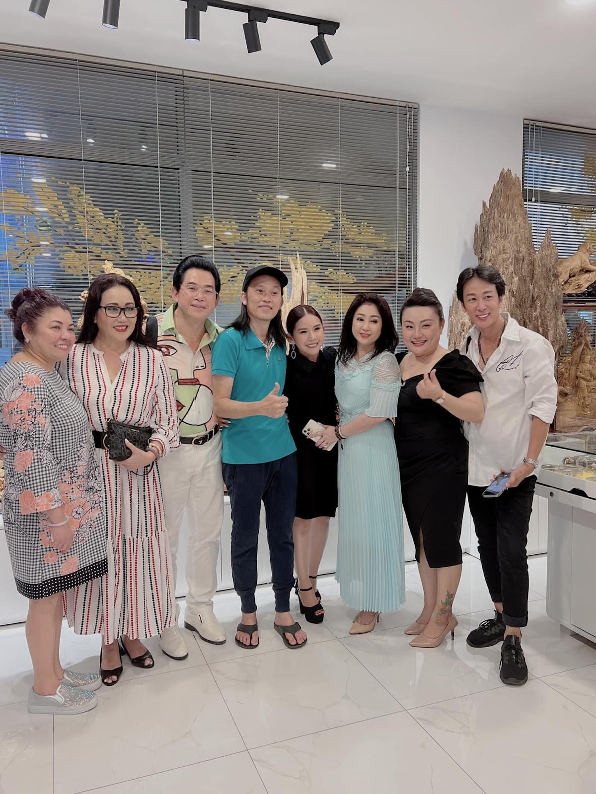 NSƯT Hoài Linh đang trở lại showbiz mạnh mẽ, ra miền Trung biểu diễn miễn phí sau lùm xùm từ thiện - Hình 2