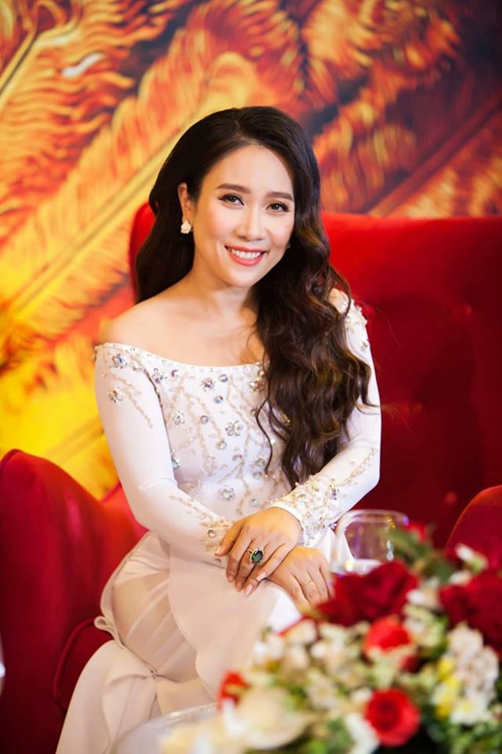 Vân Khánh: 13 tuổi đã đi hát, 34 tuổi là NSƯT, từng bị đồng nghiệp bắt nạt, giành diễn, U50 viên mãn - Hình 1