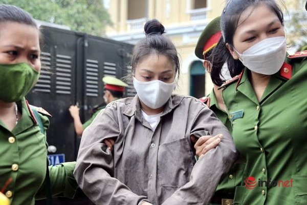 Dì ghẻ bạo hành bé 8 tuổi ra tòa, cúi gằm trước sự căm phẫn, mẹ ruột bật khóc, bà ngoại tuyên bố sốc - Hình 2