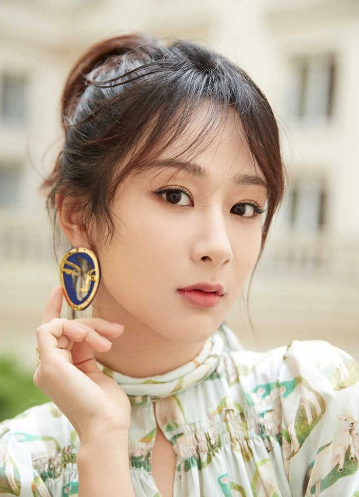 Dương Tử ở biệt thự đẹp như lâu đài trị giá hơn 140 tỷ đồng khiến CĐM trầm trồ - Hình 1