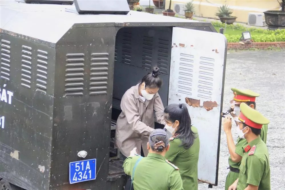 Dì ghẻ Quỳnh Trang bị đào lại clip giả tạo: Giọng nói ngọt ngào nhưng không che đậy được bản chất - Hình 1