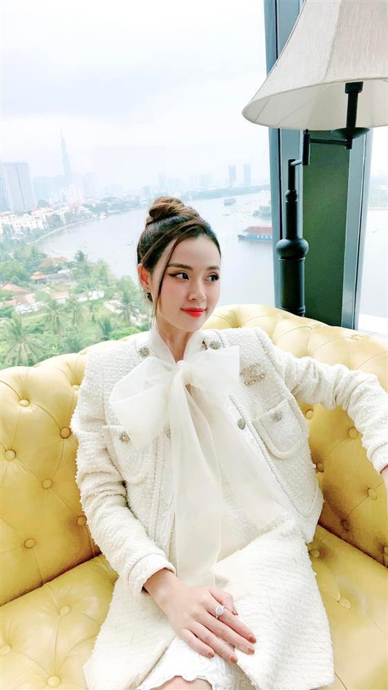 Midu diện váy cắt xẻ khoe chân ngực đầy đặn cùng vòng eo con kiến trứ danh sau lùm xùm lộ hình xăm - Hình 9