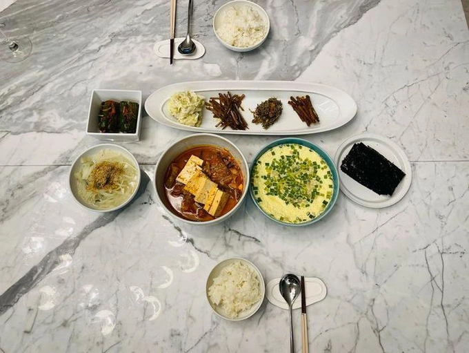 Tại sao Hyun Bin vẫn khiến fan mê mẩn dù đã kết hôn và sắp làm bố ở tuổi 40? - Hình 5