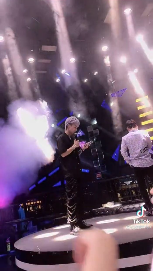Đạt Villa luyện thanh, tập hát để làm ca sĩ, khán giả hoảng hồn vì giọng hát live gây lú - Hình 4