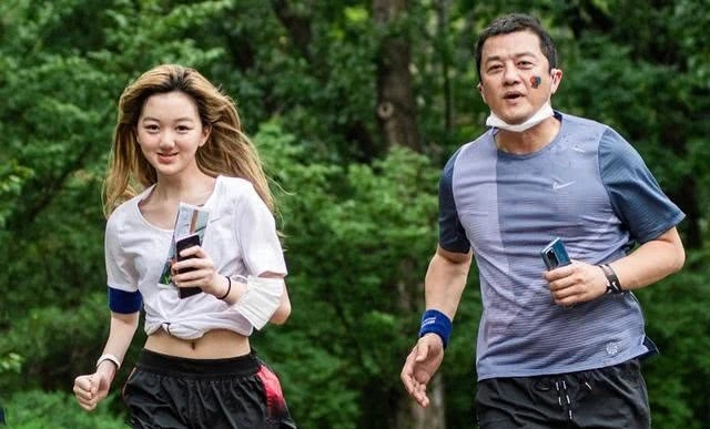 Lý Yên - Con gái Vương Phi lộ mối quan hệ với vợ mới Lý Á Bằng, liệu có hòa thuận? - Hình 4