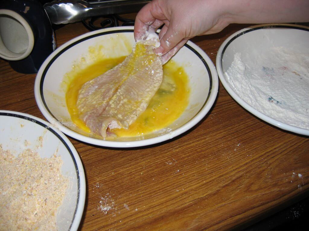Рецепт минтая с яйцом и мукой. Рыба в яйце и муке. Рыба обжаренная в муке и яйце. Жарить рыбу на сковороде в муке и яйце. Рыба жареная на сковороде в муке с яйцом.