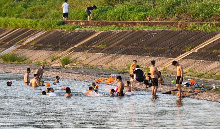 Hà Nội nắng nóng 37 độ C, người lớn, t.rẻ e.m biến hồ Linh Đàm thành bãi tắm để giải nhiệt - Hình 13