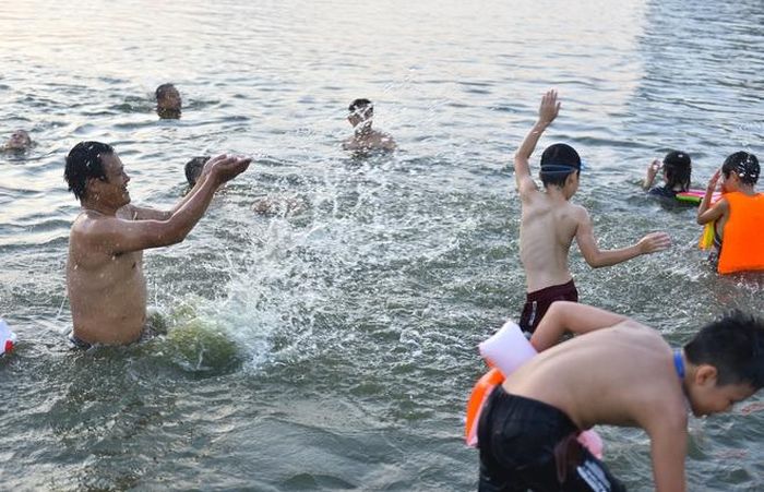 Hà Nội nắng nóng 37 độ C, người lớn, t.rẻ e.m biến hồ Linh Đàm thành bãi tắm để giải nhiệt - Hình 12